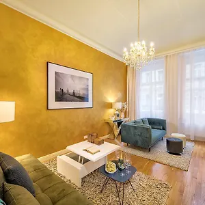 https://luxurious-apartments-ujezd.praguehotelsweb.com